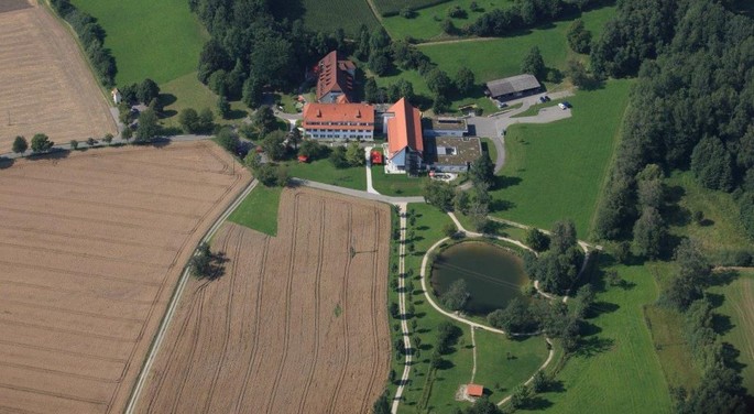 Luftaufnahme mit Außenanlage und Weiher